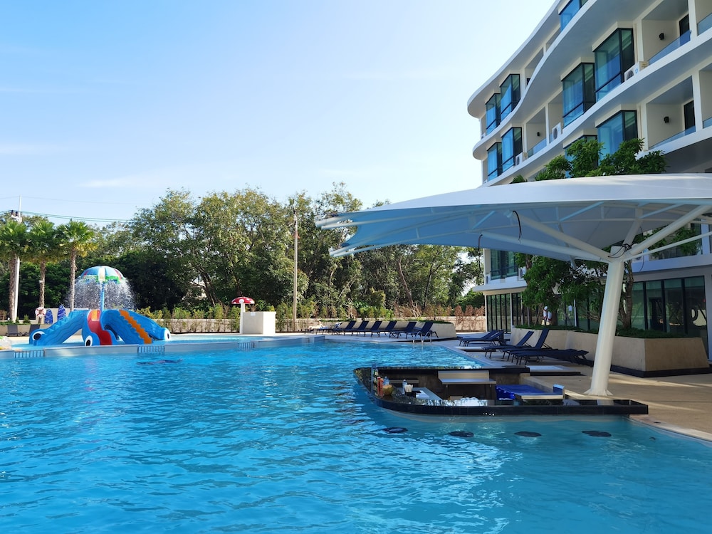 Wyndham La Vita Rawai Phuket — Swimming pool in Rawai, Phuket Province