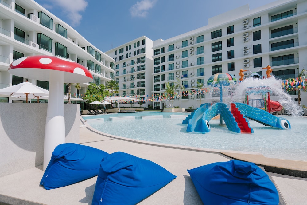 Wyndham La Vita Rawai Phuket — Swimming pool in Rawai, Phuket Province