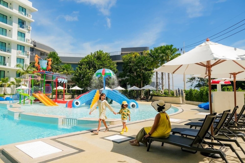 Wyndham La Vita Rawai Phuket — Swimming pool in Rawai, Phuket Province