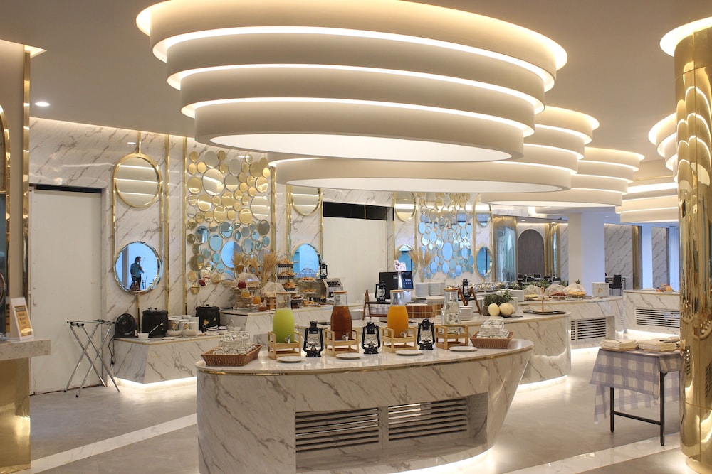 Wyndham La Vita Rawai Phuket — Restaurant & bars in Rawai, Phuket Province