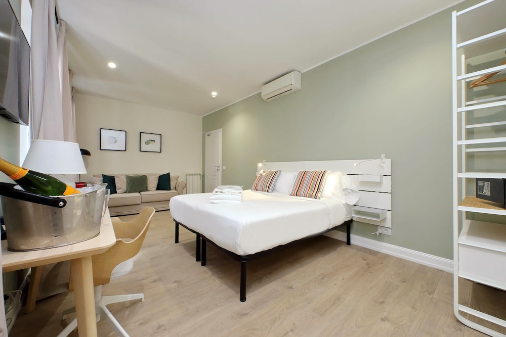Casa Santa Sofia Hotel — Hotel rooms in Rome, Lazio