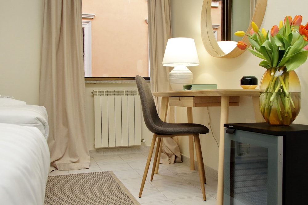 Casa Santa Sofia Hotel — Hotel rooms in Rome, Lazio