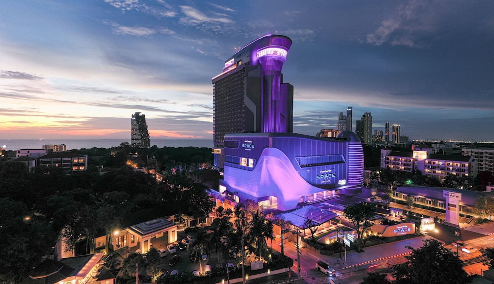 Grande Centre Point Space Pattaya — Hotel building in Pattaya, Chonburi