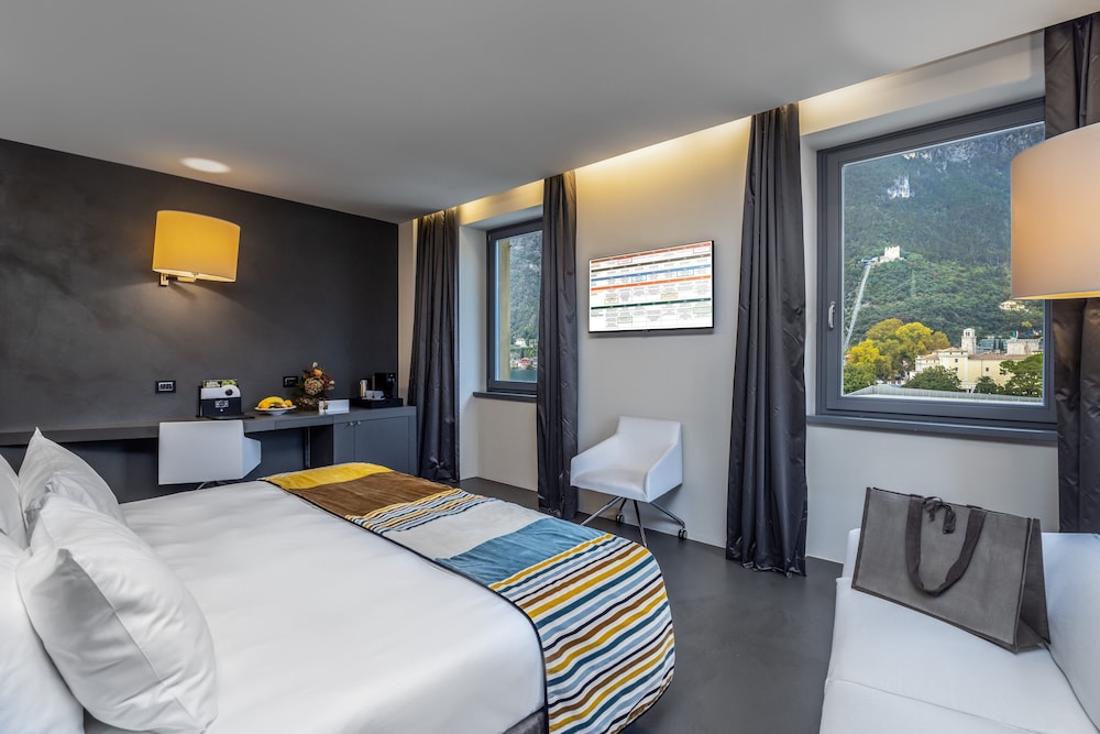 Lido Palace - The Leading Hotels of the World — Hotel rooms in Riva del Garda, Trentino-Alto Adige