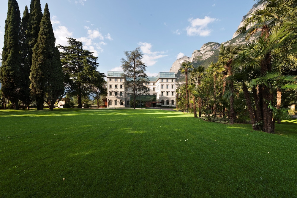Lido Palace - The Leading Hotels of the World — Hotel building in Riva del Garda, Trentino-Alto Adige