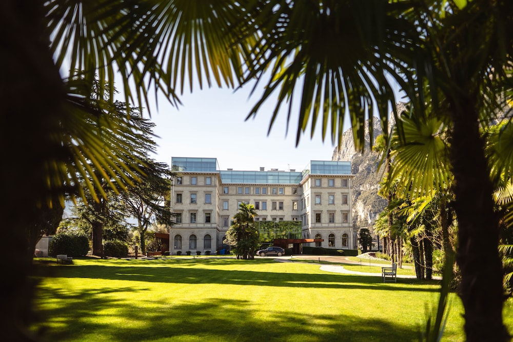 Lido Palace - The Leading Hotels of the World — Hotel building in Riva del Garda, Trentino-Alto Adige