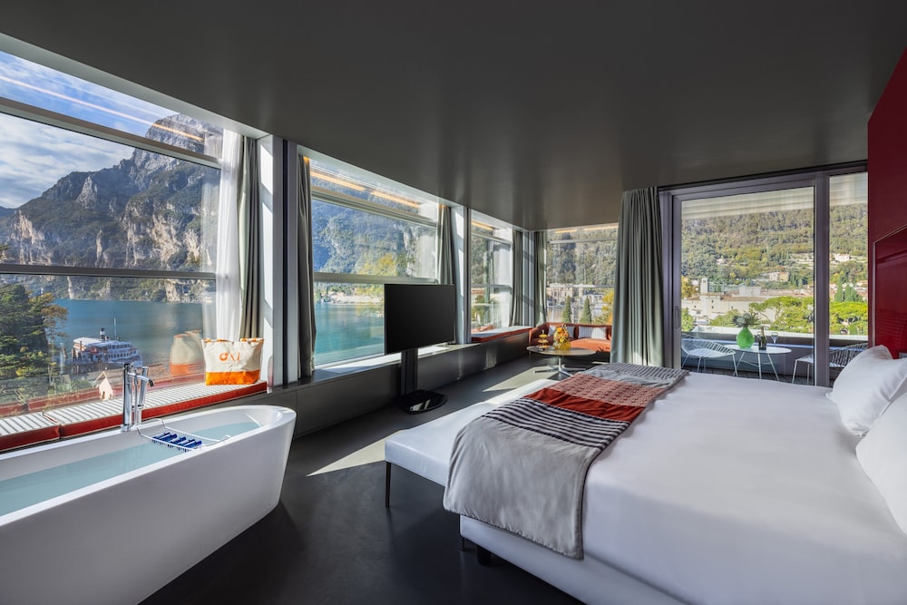 Lido Palace - The Leading Hotels of the World — Hotel rooms in Riva del Garda, Trentino-Alto Adige