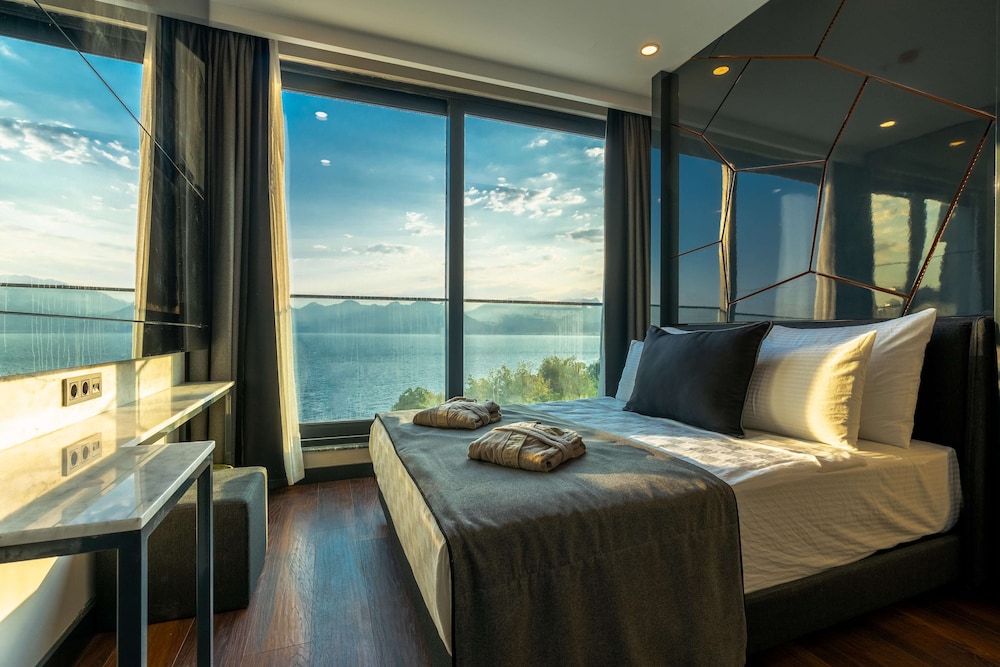 Lucky Monkey Hotel — Hotel rooms in Antalya