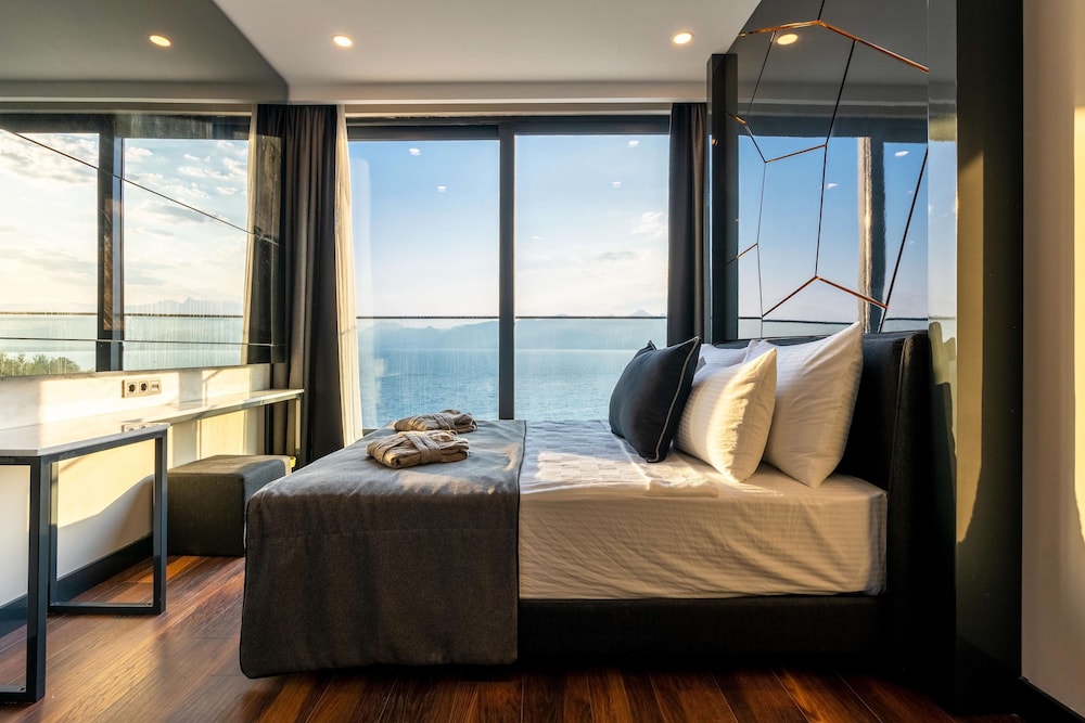 Lucky Monkey Hotel — Hotel rooms in Antalya