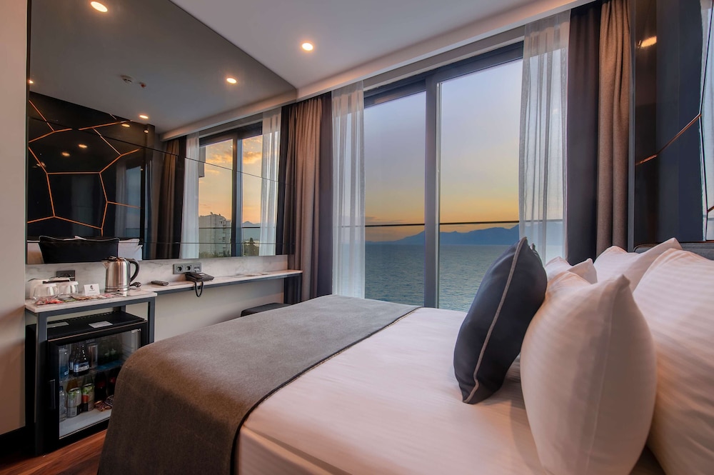 Lucky Monkey Hotel — Hotel rooms in Antalya