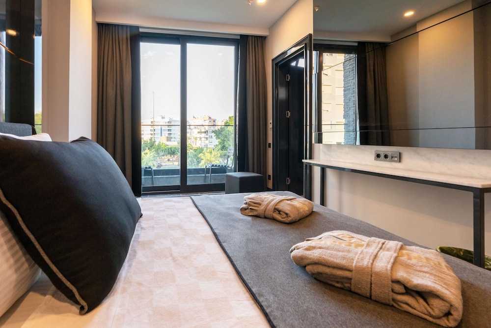 Lucky Monkey Hotel — Hotel rooms in Antalya