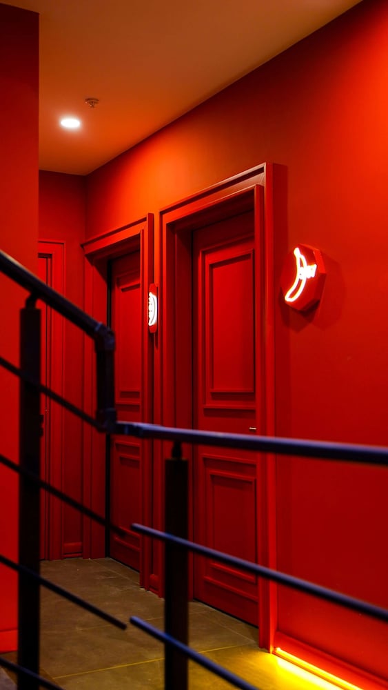 Lucky Monkey Hotel — Hotel building in Antalya
