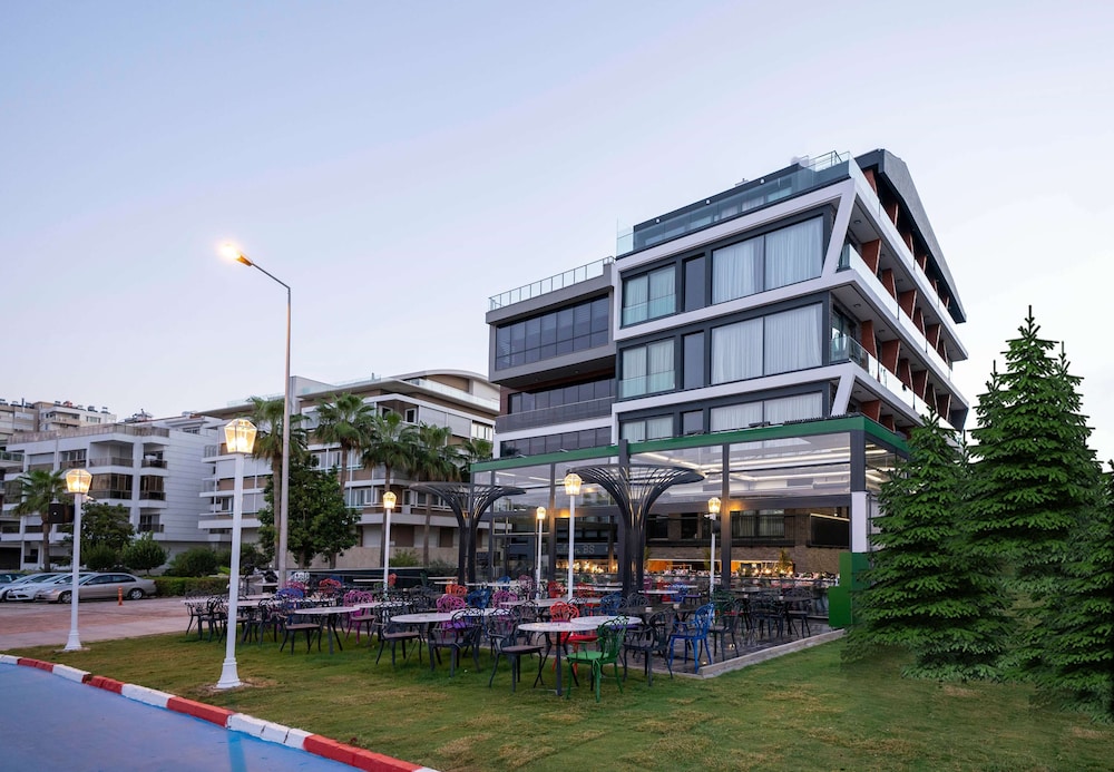 Lucky Monkey Hotel — Restaurant & bars in Antalya