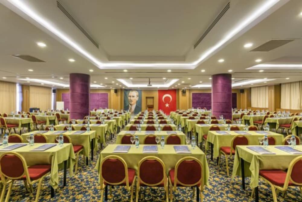 Özkaymak Select Hotel - Ultra All Inclusive — Restaurant & bars in Avsallar