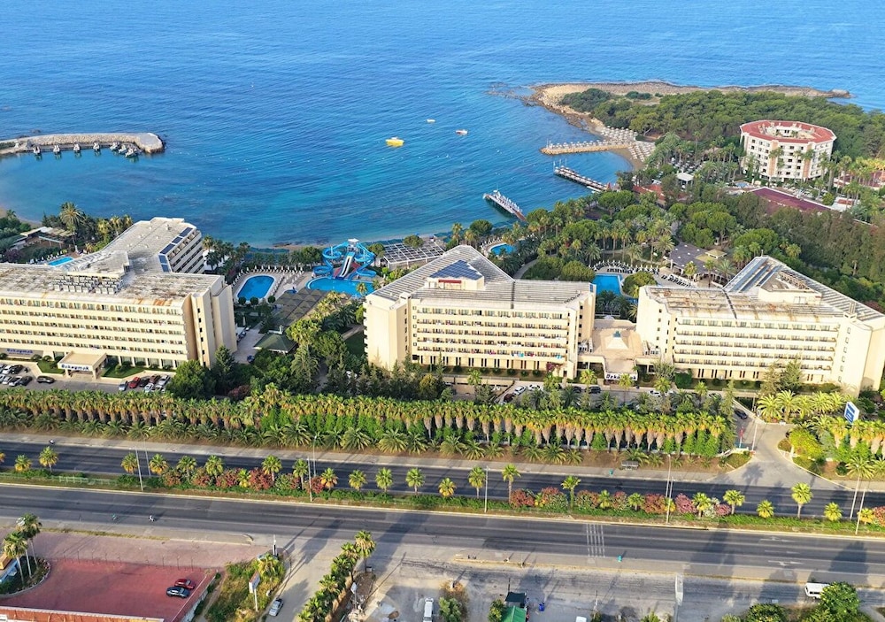 Özkaymak Select Hotel - Ultra All Inclusive — Hotel building in Avsallar