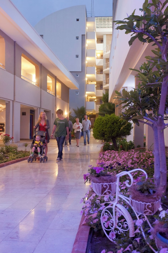 Club Mermaid Village — Hotel building in Alanya