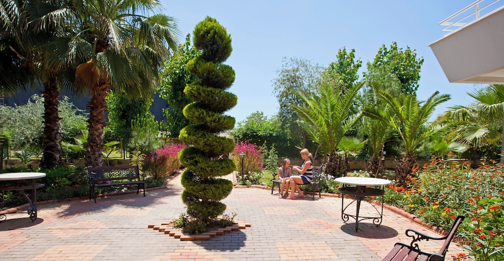 Club Mermaid Village — Hotel building in Alanya