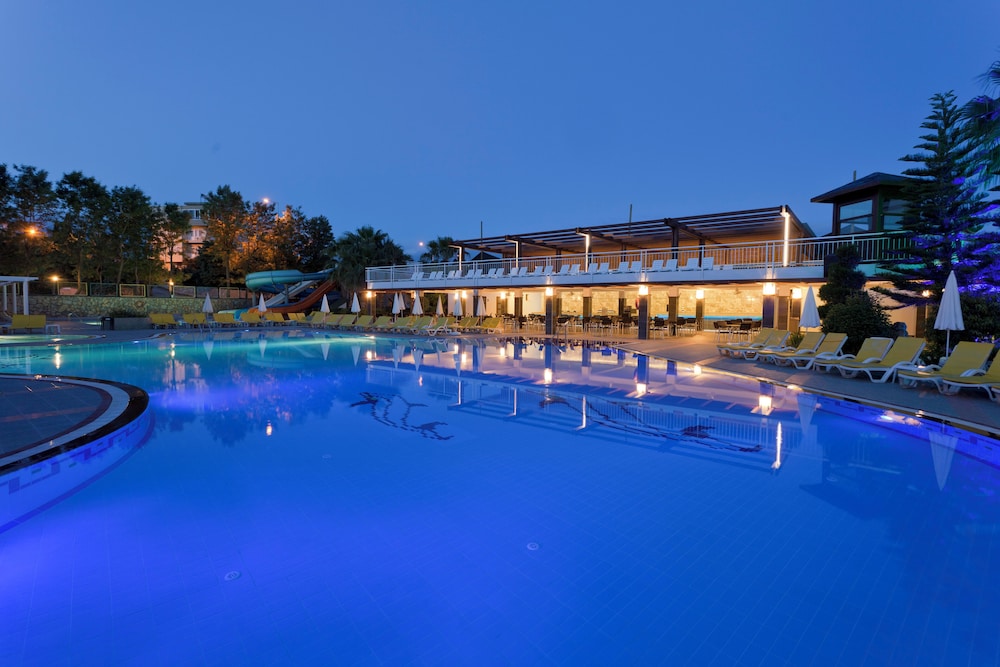 Club Mermaid Village — Swimming pool in Alanya
