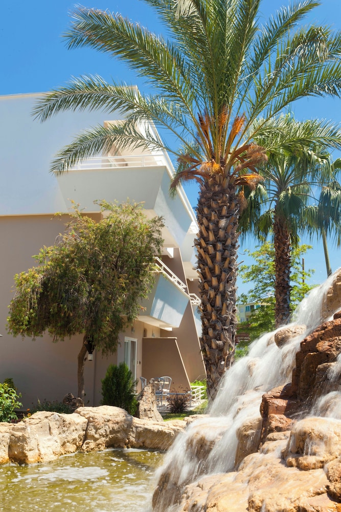 Club Mermaid Village — Hotel building in Alanya