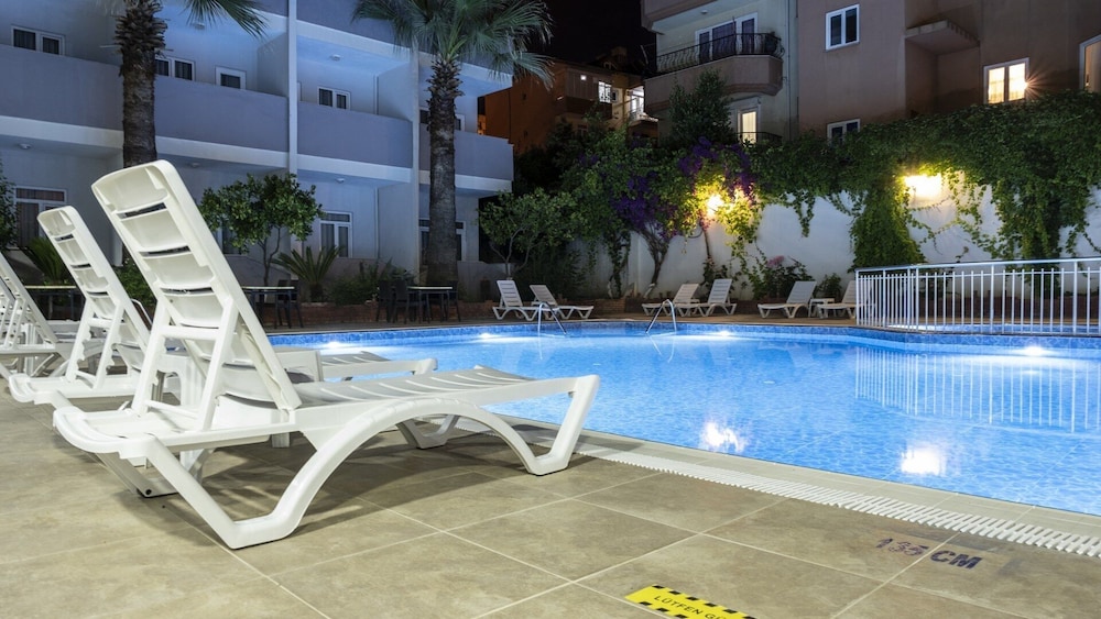Side Spring Hotel — Swimming pool in Side
