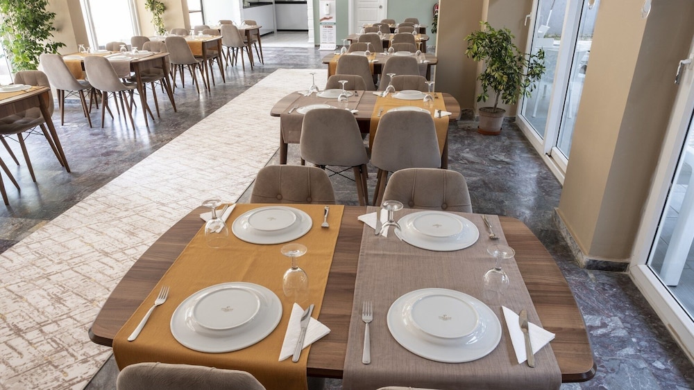 Side Spring Hotel — Restaurant & bars in Side