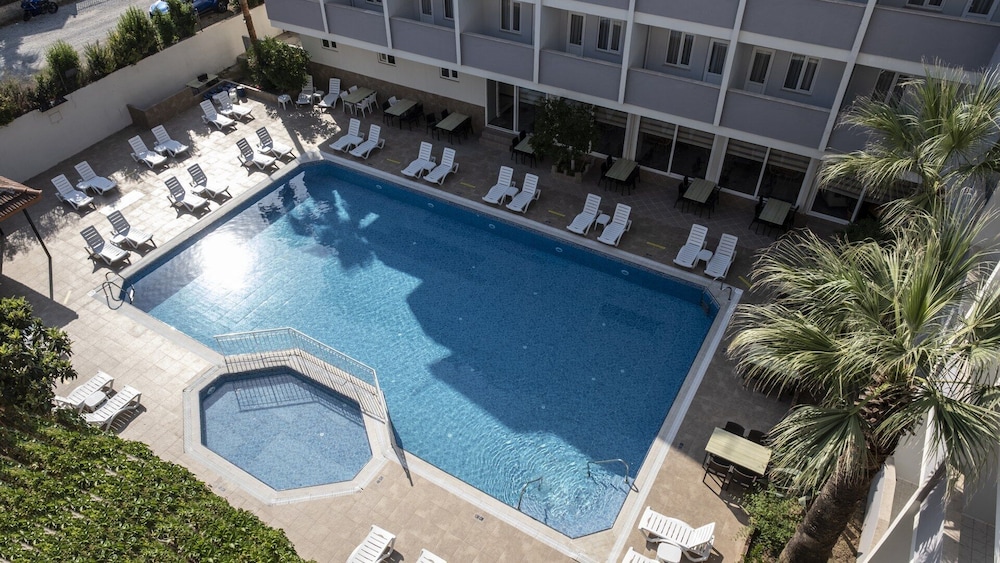 Side Spring Hotel — Swimming pool in Side