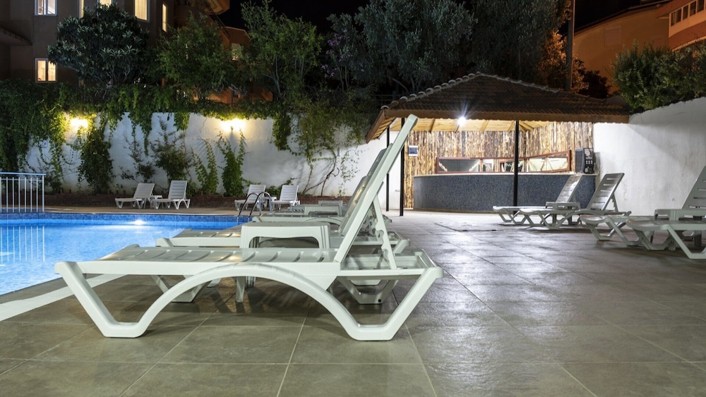 Side Spring Hotel — Swimming pool in Side