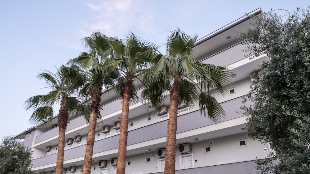 Side Spring Hotel — Hotel building in Side