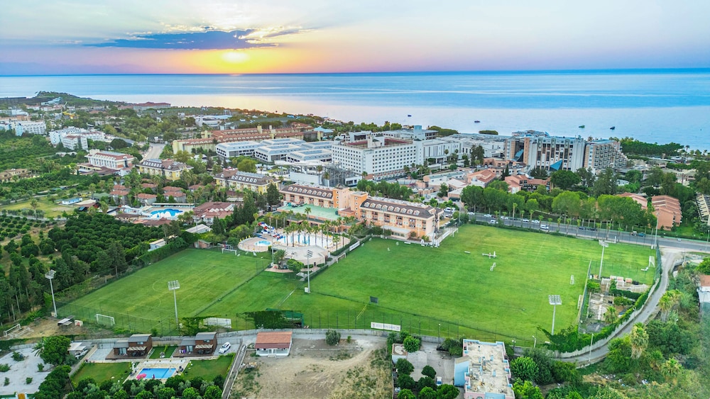 Viking Park Hotel — Hotel building in Kemer