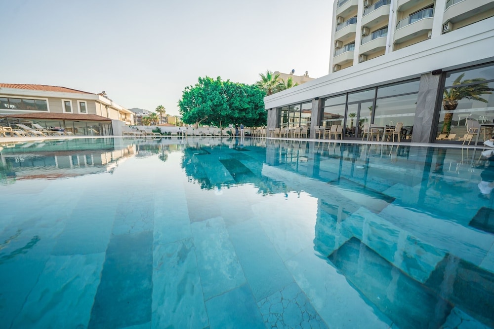 Premier Nergis Beach — Swimming pool in Marmaris, Mugla