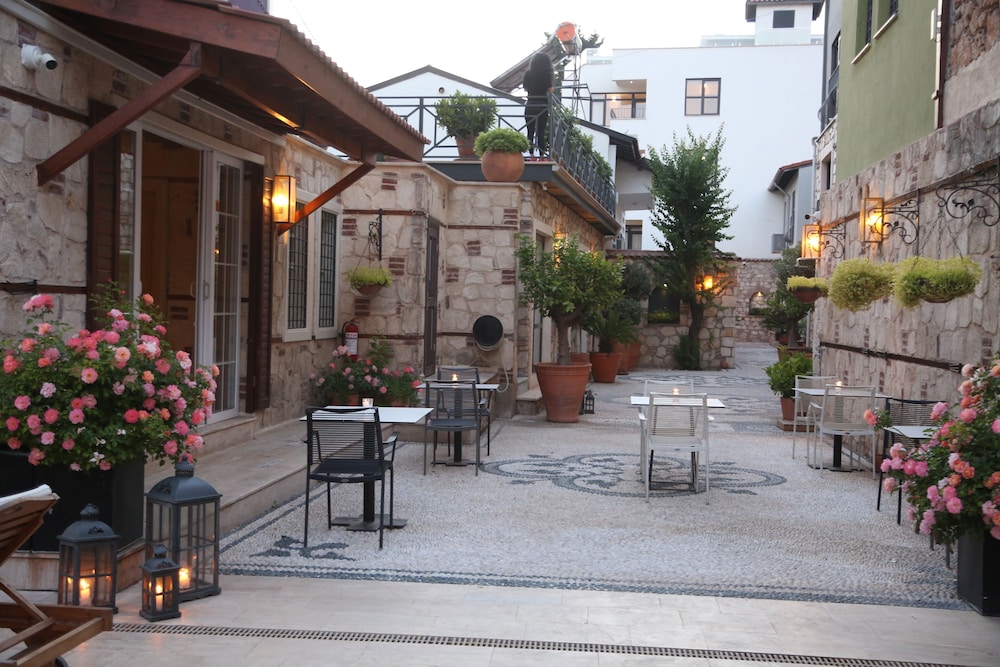 Alp Pasa Fiore Garden Suites - Special Class — Restaurant & bars in Antalya