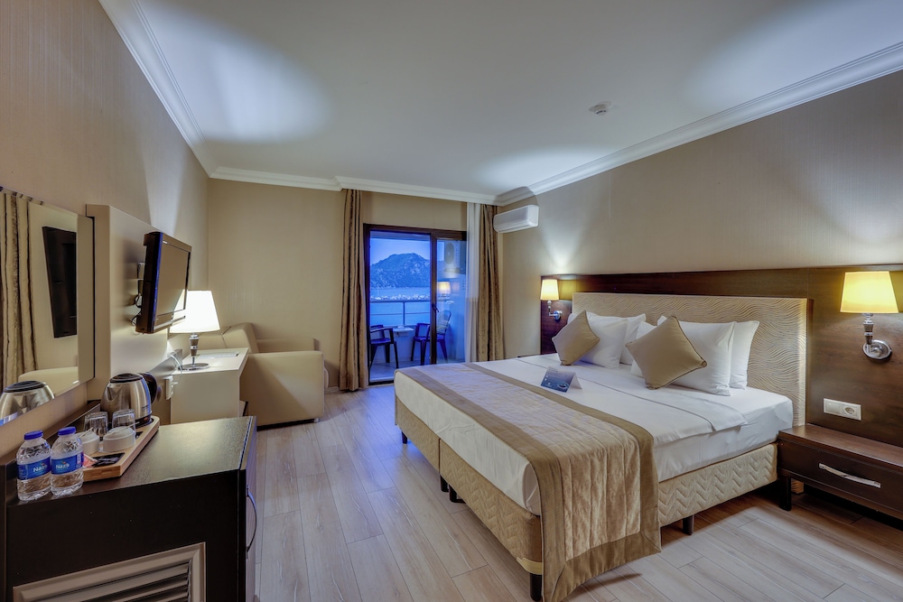 Faros Premium Beach Hotel — Hotel rooms in İçmeler, Mugla