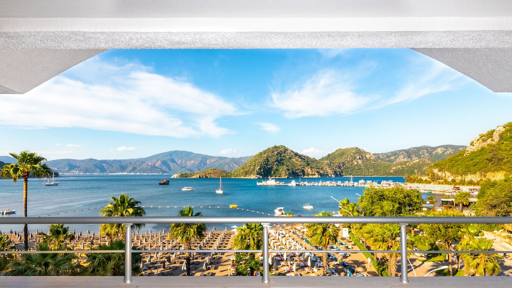 Faros Premium Beach Hotel — Hotel rooms in İçmeler, Mugla