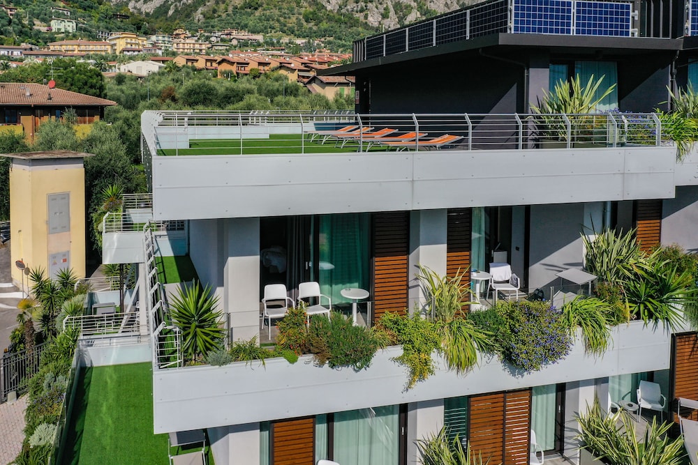 Hotel La Fiorita — Hotel building in Limone sul Garda, Lombardy