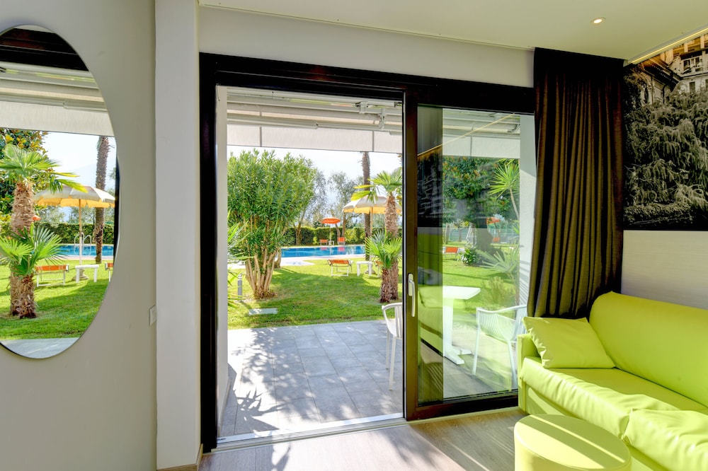 Hotel La Fiorita — Hotel rooms in Limone sul Garda, Lombardy
