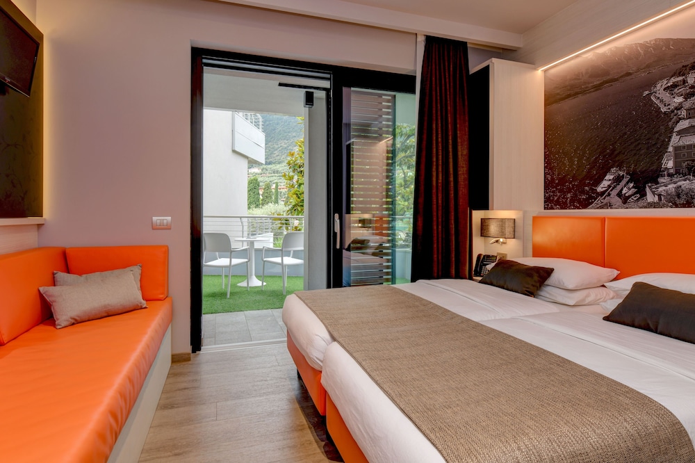 Hotel La Fiorita — Hotel rooms in Limone sul Garda, Lombardy
