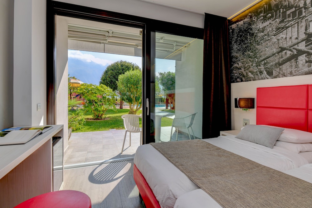 Hotel La Fiorita — Hotel rooms in Limone sul Garda, Lombardy
