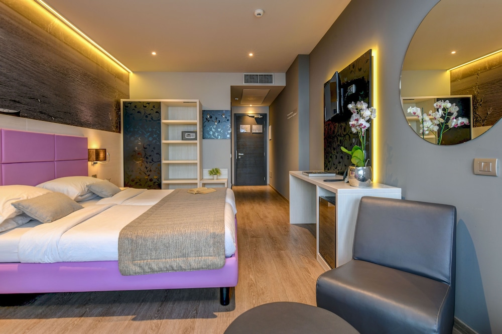 Hotel La Fiorita — Hotel rooms in Limone sul Garda, Lombardy