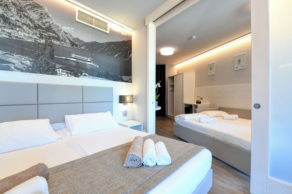 Hotel La Fiorita — Hotel rooms in Limone sul Garda, Lombardy