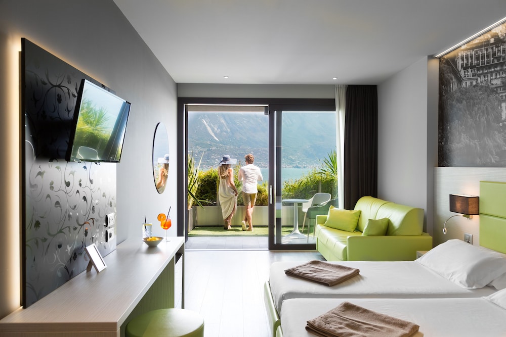 Hotel La Fiorita — Hotel rooms in Limone sul Garda, Lombardy