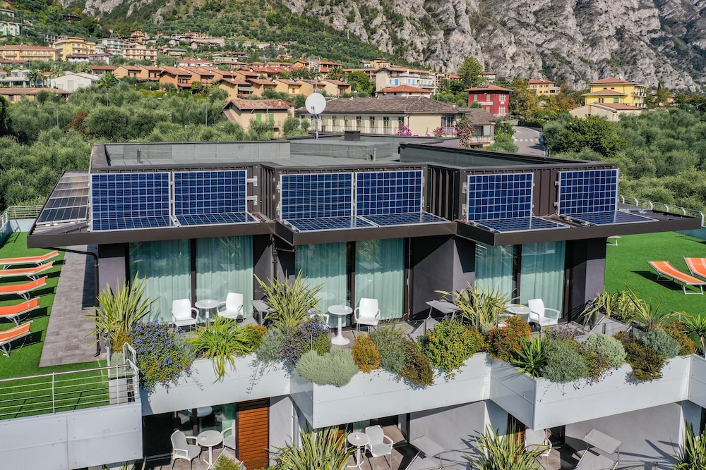 Hotel La Fiorita — Hotel building in Limone sul Garda, Lombardy