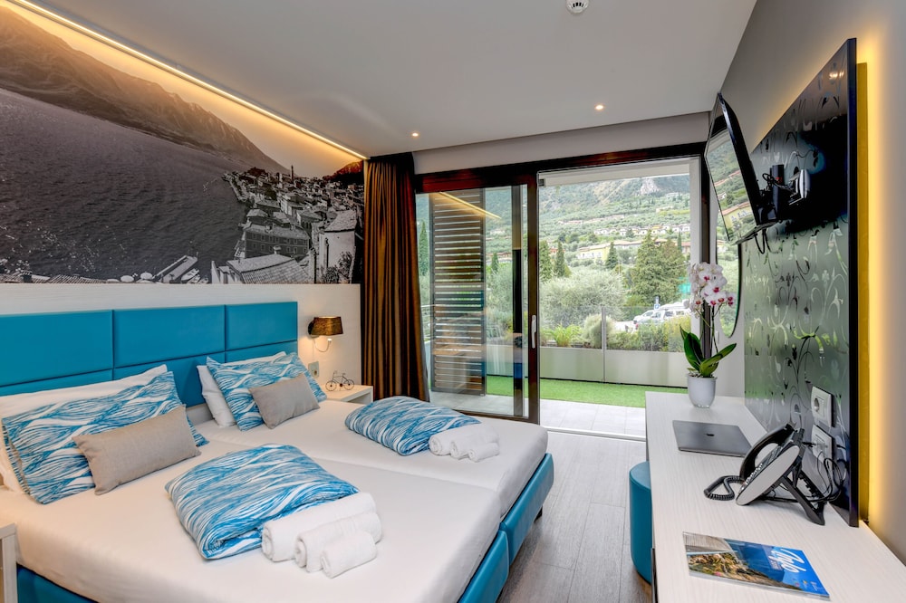 Hotel La Fiorita — Hotel rooms in Limone sul Garda, Lombardy