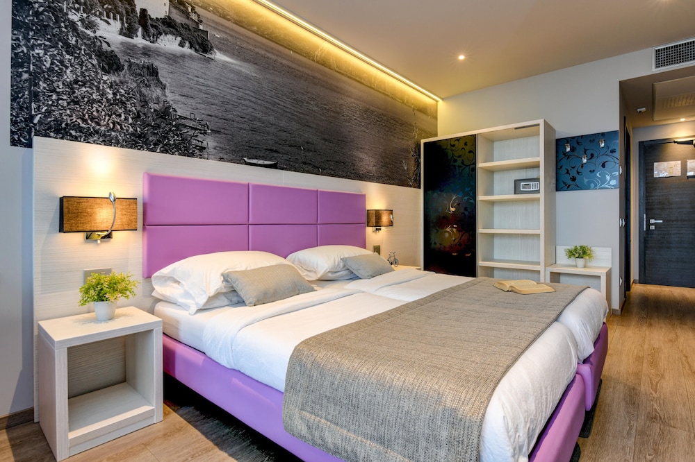 Hotel La Fiorita — Hotel rooms in Limone sul Garda, Lombardy