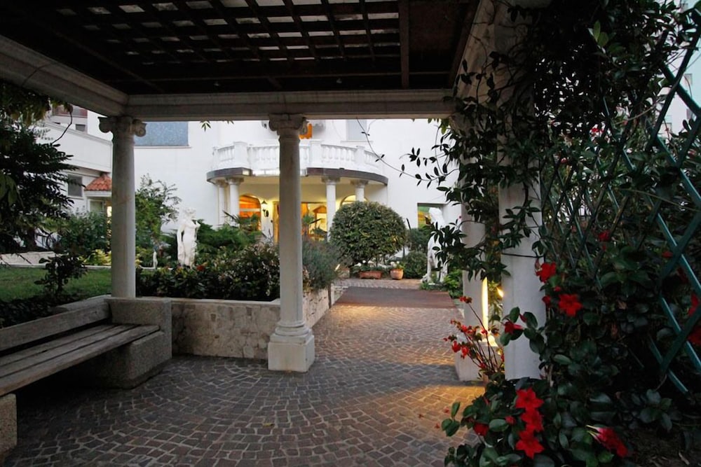 Park Hotel Cellini — Hotel building in Jesolo, Veneto