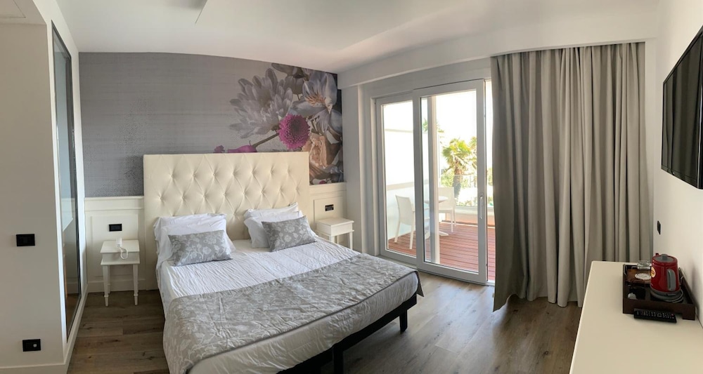 Park Hotel Cellini — Hotel rooms in Jesolo, Veneto
