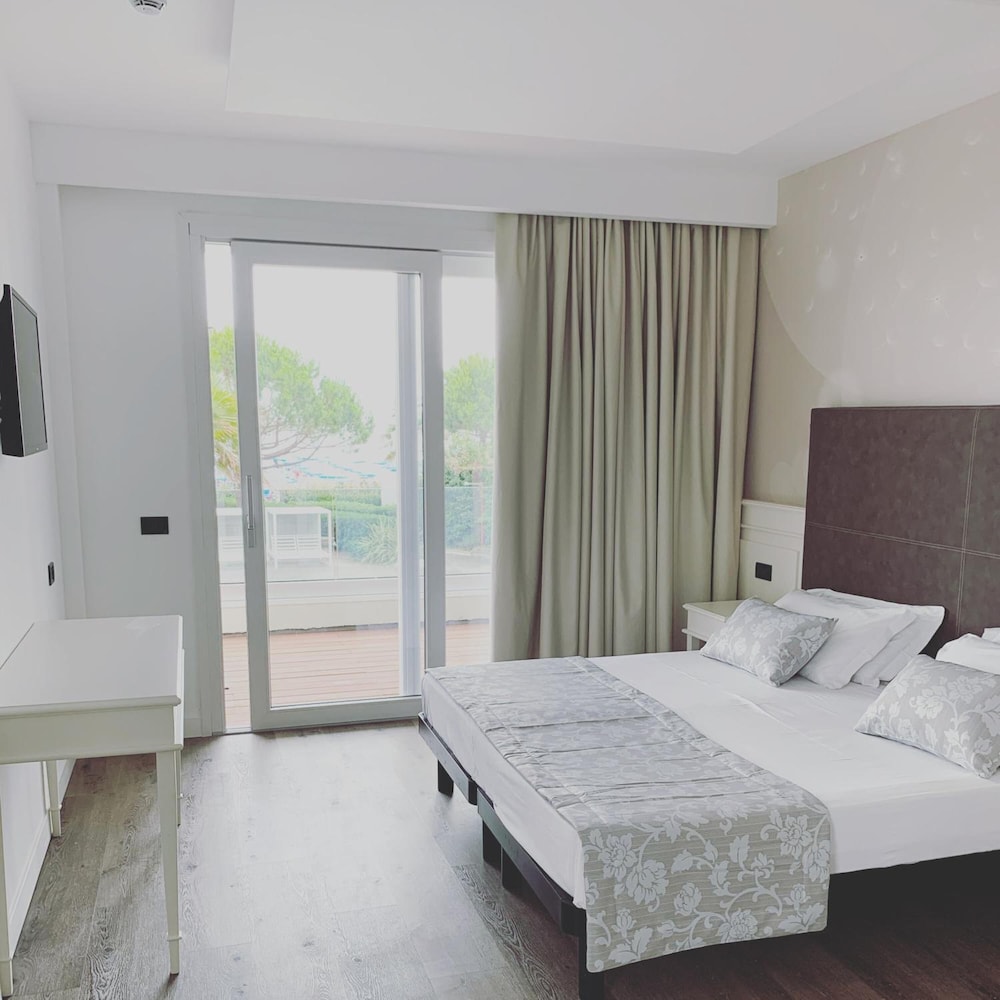 Park Hotel Cellini — Hotel rooms in Jesolo, Veneto