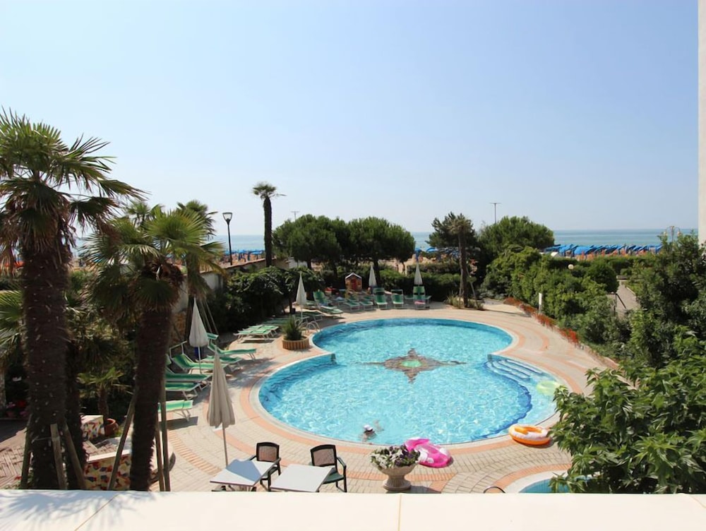 Park Hotel Cellini — Swimming pool in Jesolo, Veneto