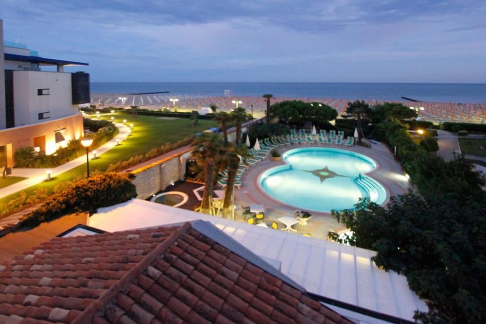 Park Hotel Cellini — Swimming pool in Jesolo, Veneto