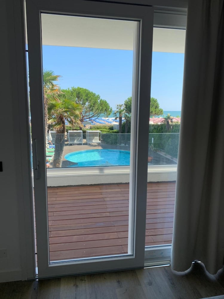 Park Hotel Cellini — Swimming pool in Jesolo, Veneto