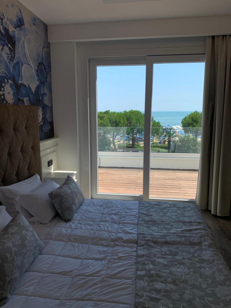Park Hotel Cellini — Hotel rooms in Jesolo, Veneto